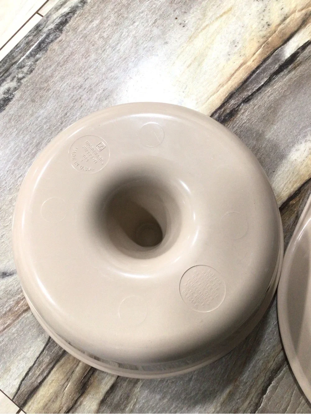 Vintage Anchor Hocking Microware Bundt Cake Pan Lid Beige USA PM459 PM480